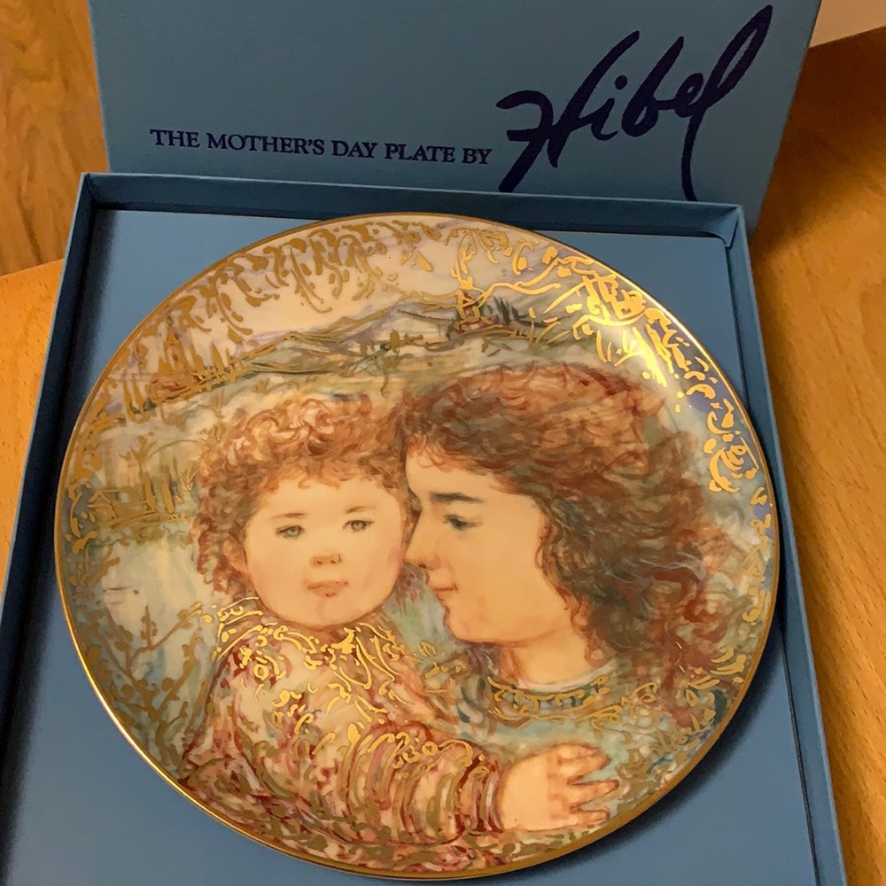 MOTHER DAUGHTER Plate!!!Edna Hibel NEW IN BOX !!Tammy and Kaiser Jo -BEAUTIFUL